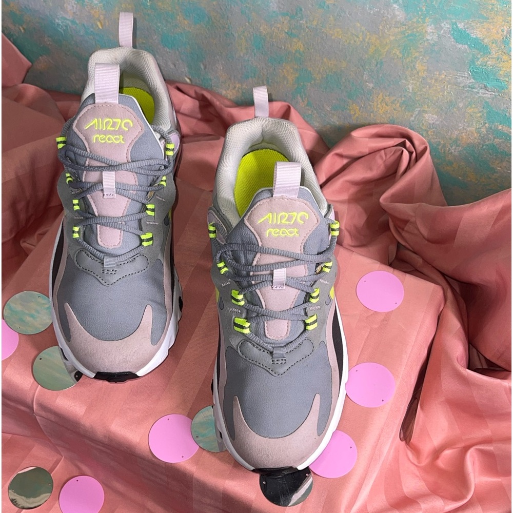 Womens Pink/Gray airmax 270 React sz 8